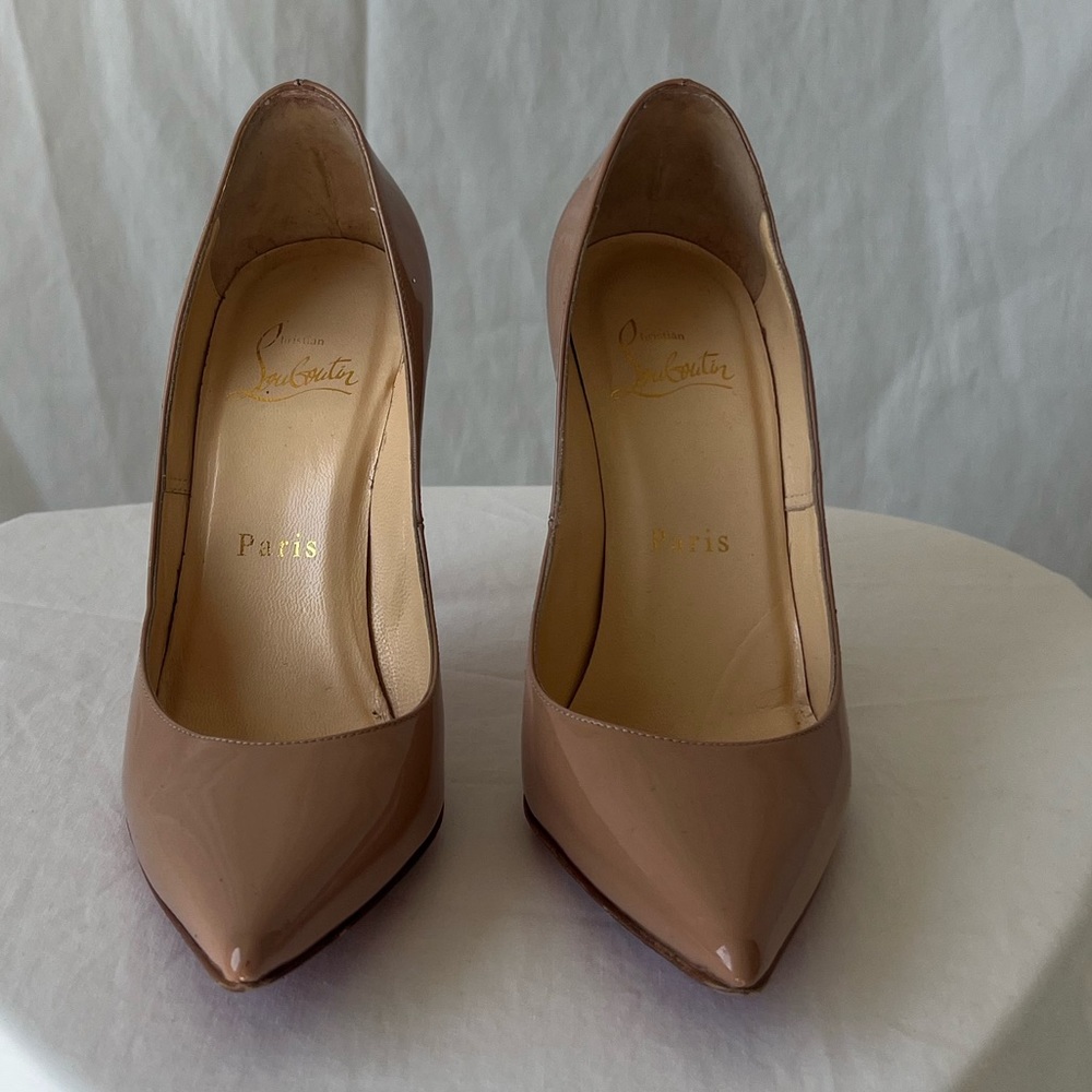 Christian Louboutin Women's Patent leather heels. Beige color. Size 35.5